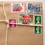 Tarjetas de saludo navideño hechas con estampillas