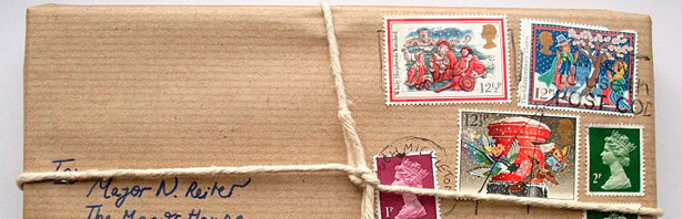 Tarjetas de saludo navideño hechas con estampillas